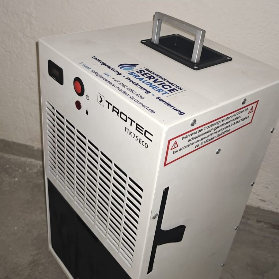 Mobiler Luftentfeuchter von Trotec, weiß mit Griff und Steuerfeld.