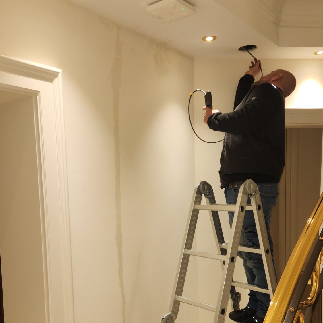 Wasserschadensanalyse mit Endoskopkamera Facharbeiter bei der Suche nach der Ursache für den Wasserschaden mit Hilfe einer Endoskopkamera.